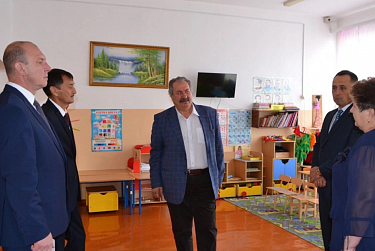 Депутат посетил школы и больницу в Акбулакском районе